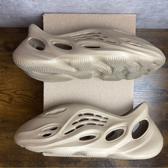 adidas gazelle silver green womens Adidas Yeezy Foam RNNR Mist - GV6774